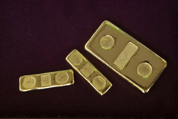 Uncertainty pushes gold price to record over 1 930 per oz AP News